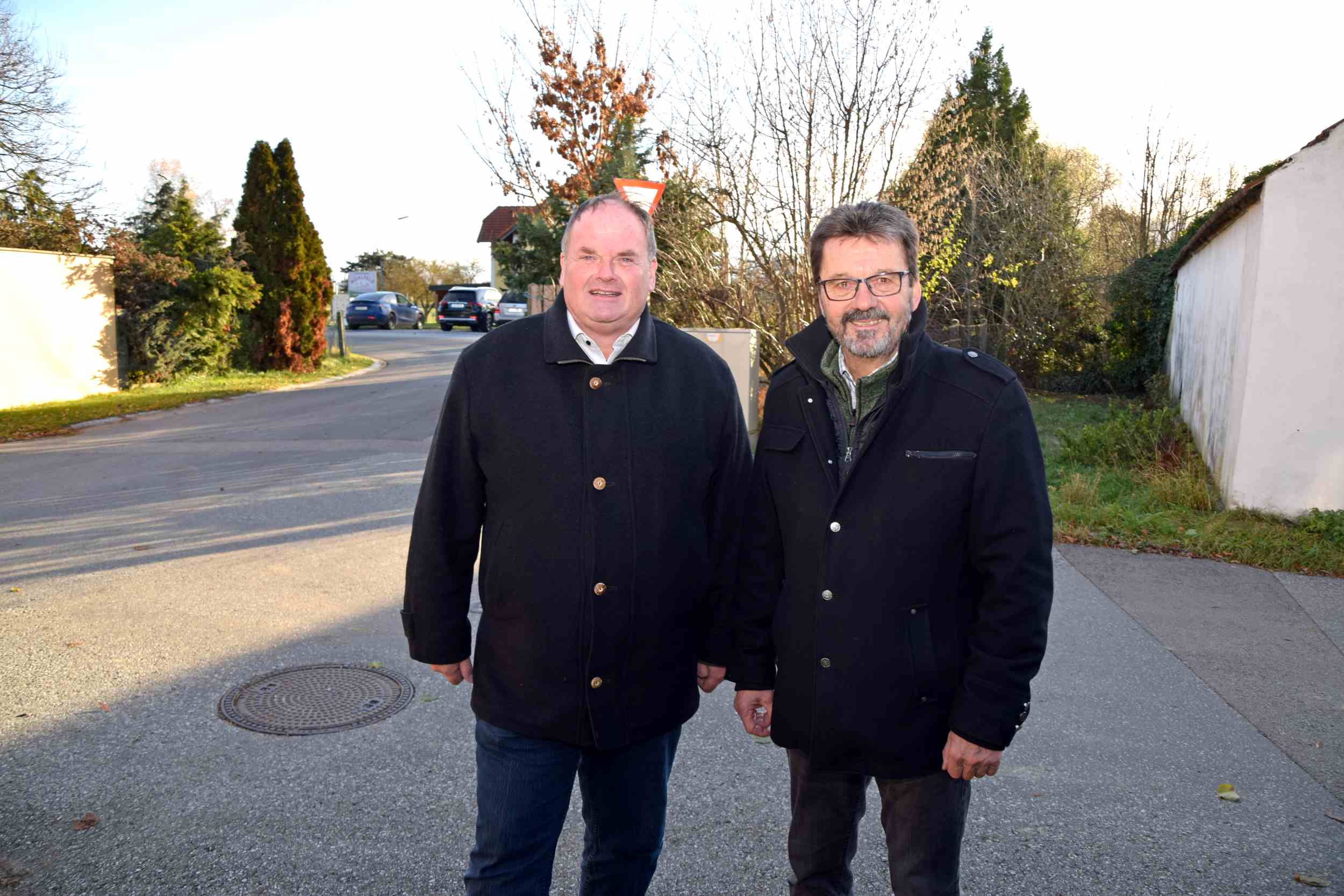 StR Manfred Daniel und Bgm. Gerhard Lentschig stehen vor dem Abschnitt, der nun um 40 cm abgesenkt wird. Foto: Gabriele Hohenegger 